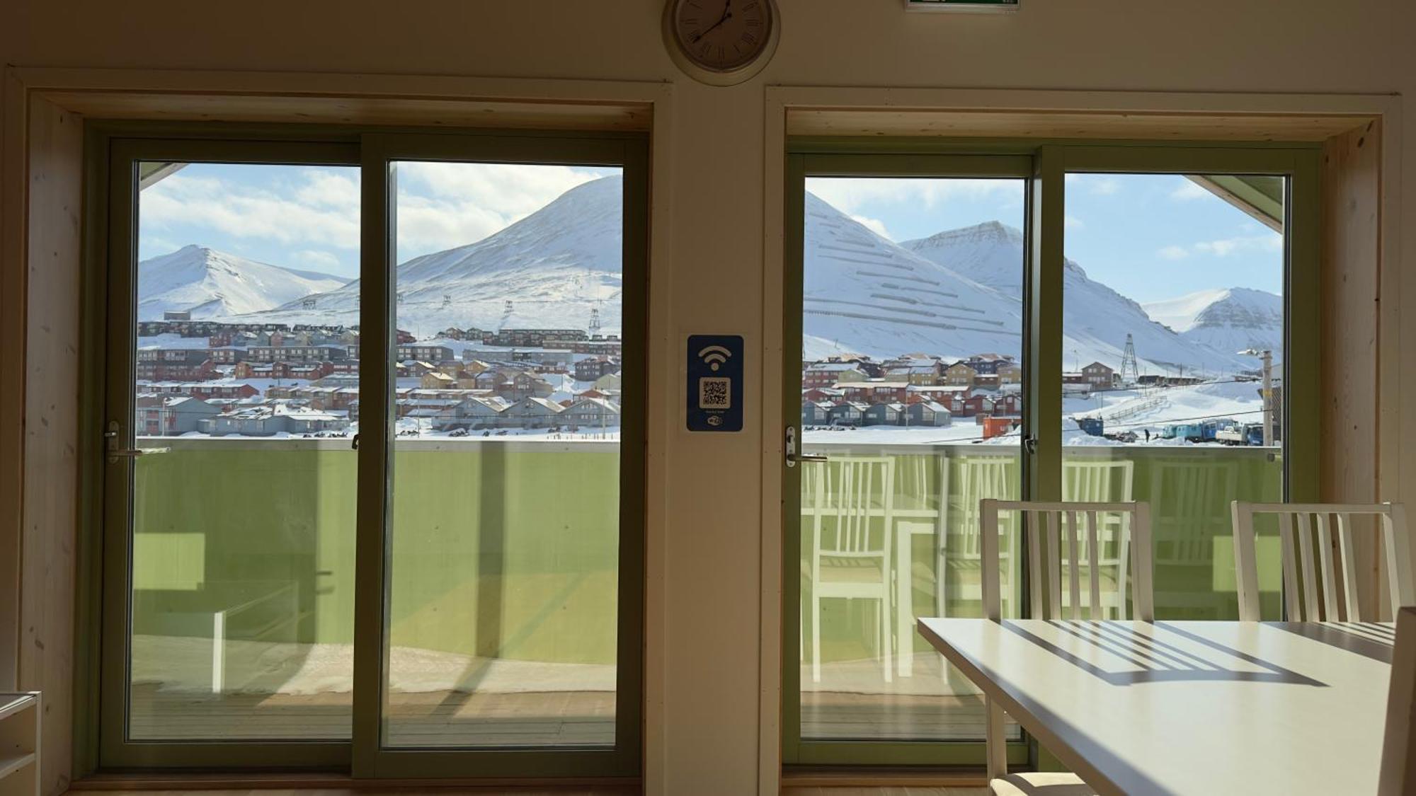 Russkiy Dom Longyearbyen Exterior foto